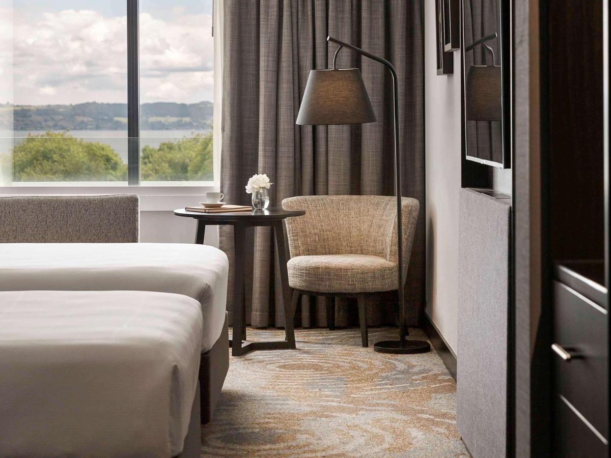 Pullman Rotorua Hotel Екстериор снимка A guest room at the Four Seasons Hotel