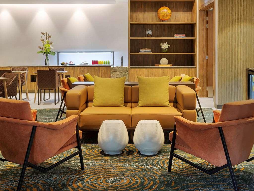Pullman Rotorua Hotel Ресторант снимка The lounge at the airport