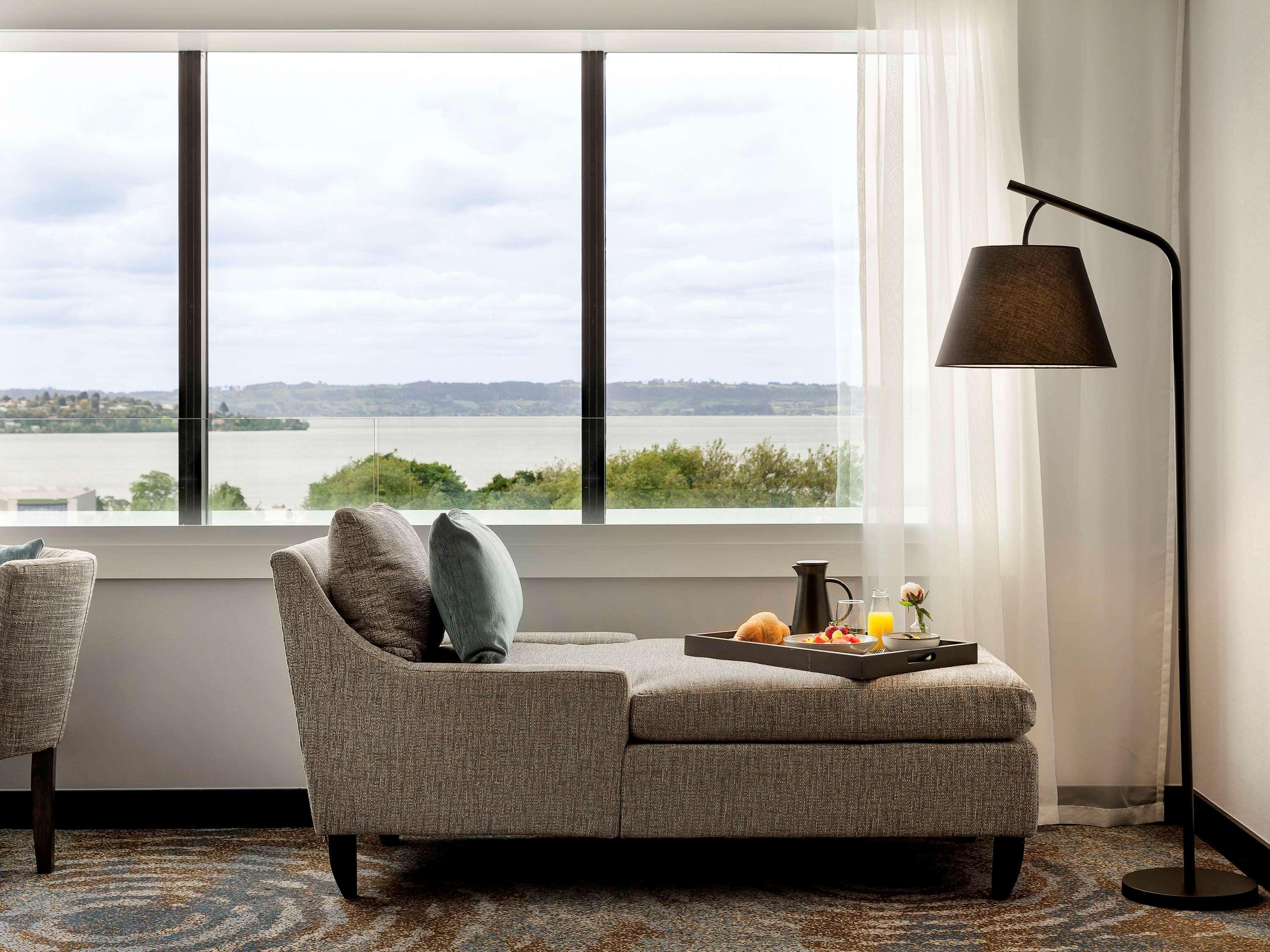Pullman Rotorua Hotel Екстериор снимка A floor lamp