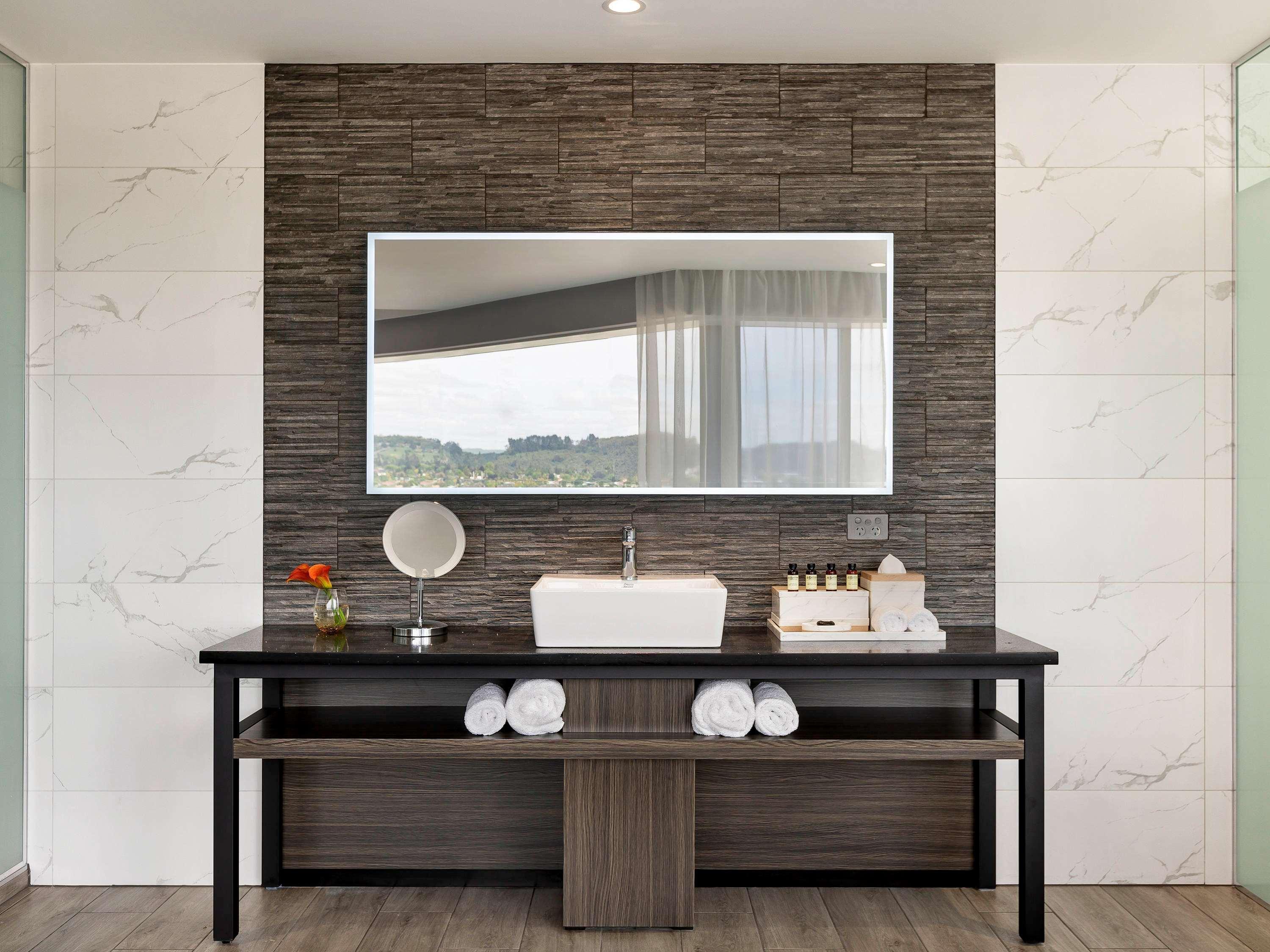 Pullman Rotorua Hotel Екстериор снимка Bathroom with porcelain tiles
