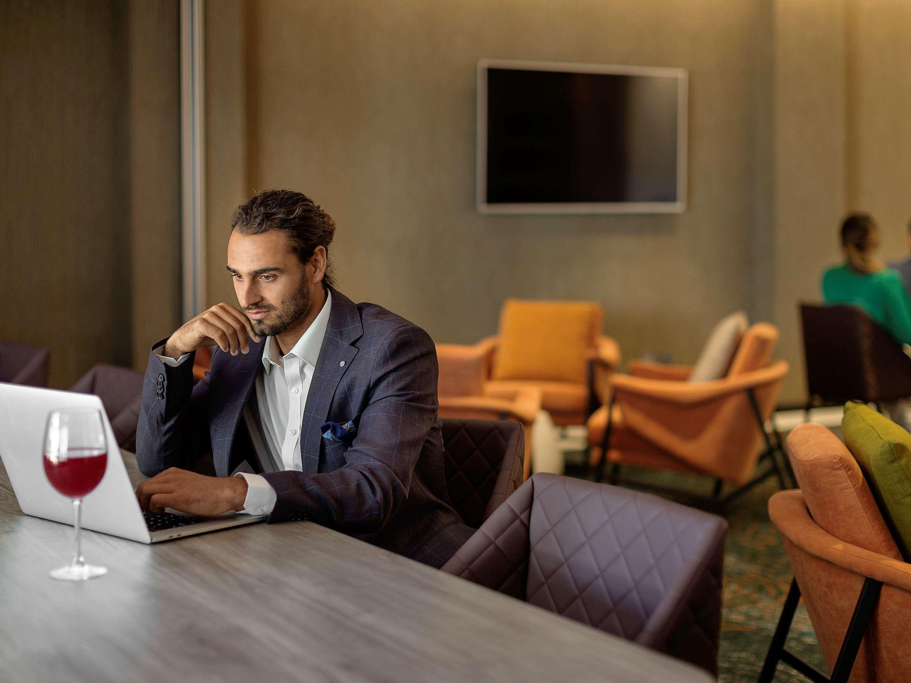 Pullman Rotorua Hotel Екстериор снимка A man working on a laptop