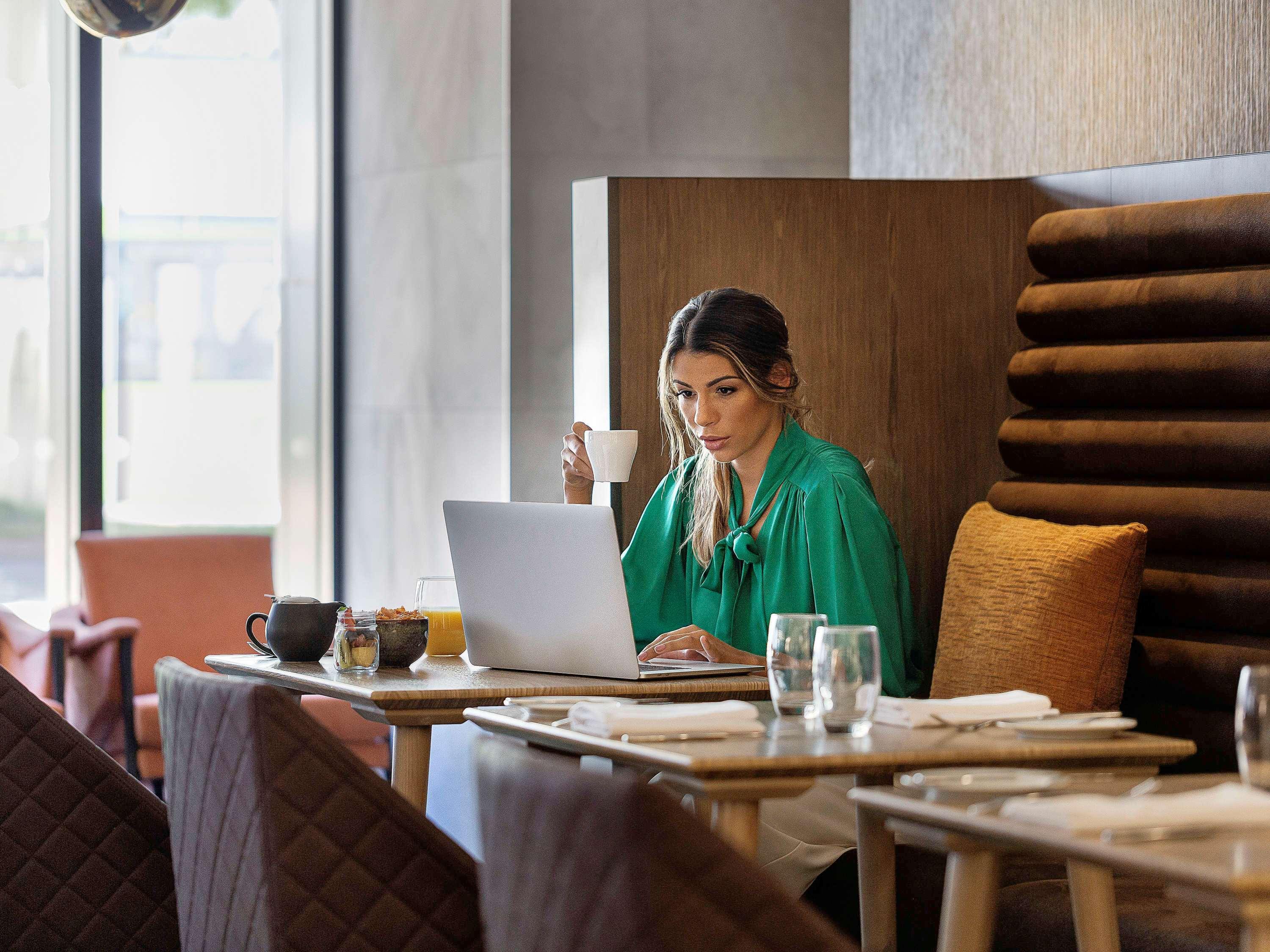Pullman Rotorua Hotel Екстериор снимка A woman working on a laptop