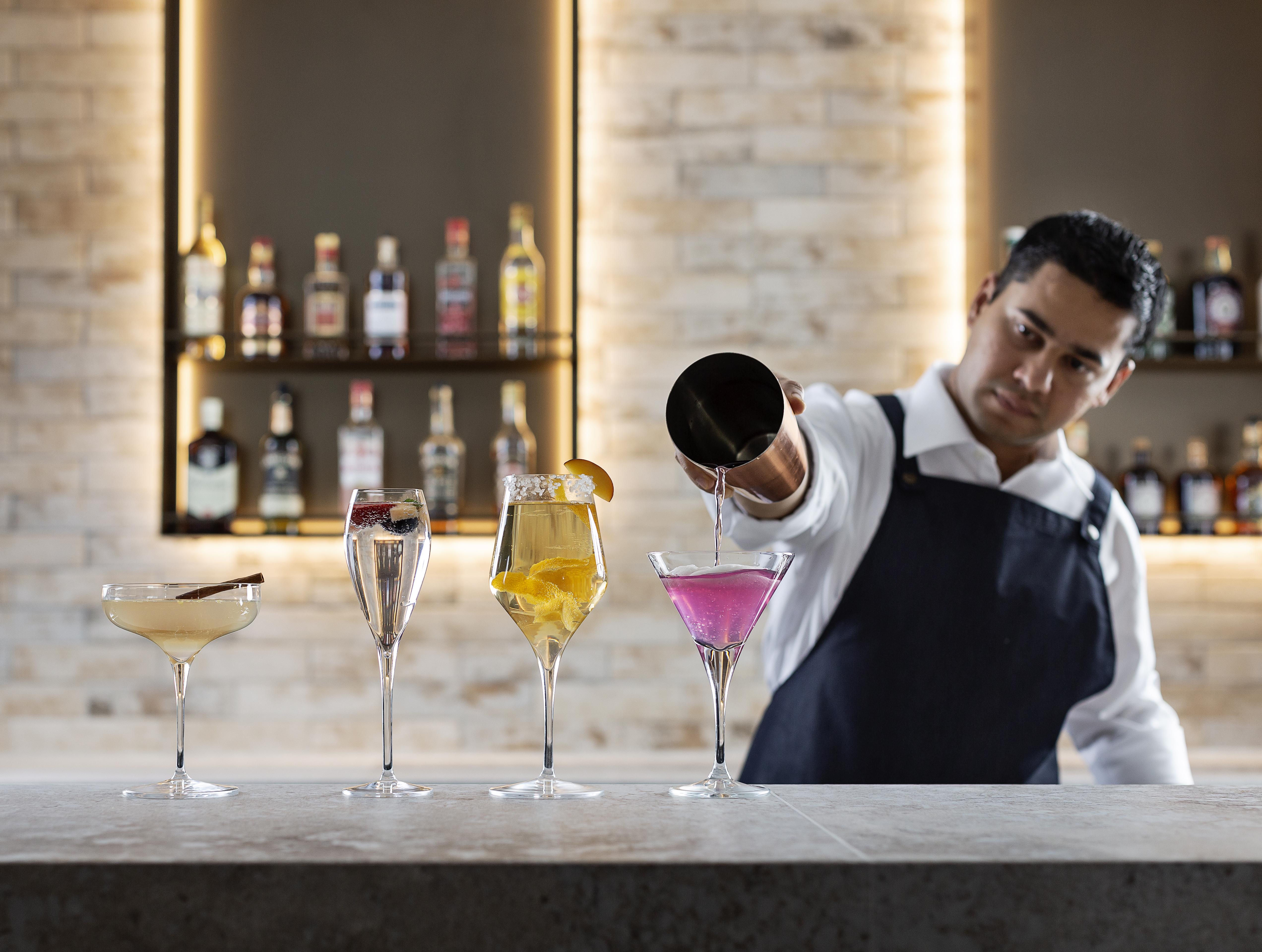Pullman Rotorua Hotel Екстериор снимка A bartender at work