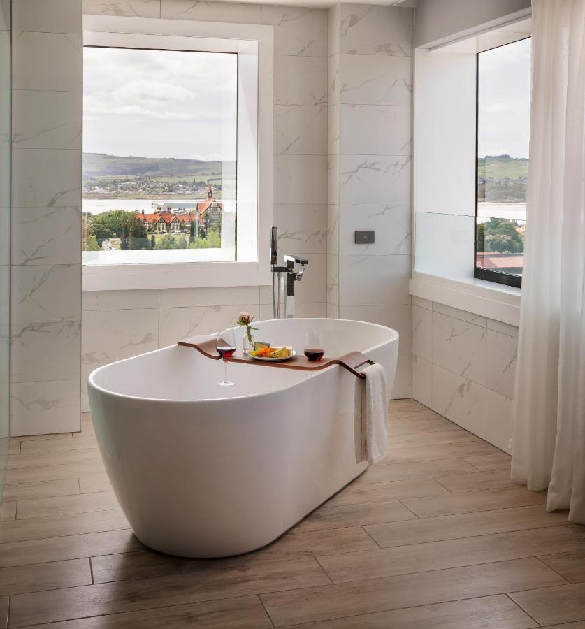 Pullman Rotorua Hotel Екстериор снимка A freestanding bathtub